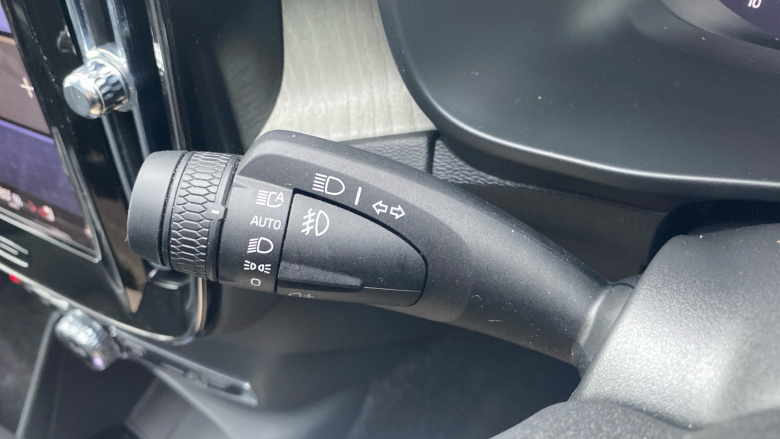 Volvo XC40 2.0 B4P Ultra Dark 5dr Auto Petrol Estate